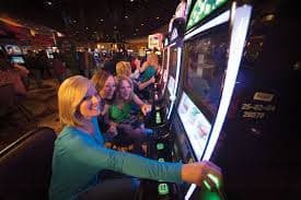 lucky7casino တိုက်ရိုက်ကာစီနိုတွင် Live Dealer နှင့် Baccarat ကစားနေသော မြင်ကွင်း